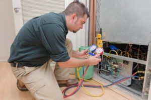 Technicien Distrinox effectuant une maintenance