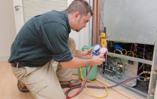 Technicien Distrinox effectuant une maintenance